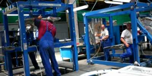 Salariaţii de la Avioane dezmembrează avioanele nefuncţionale. Foto: arhivă