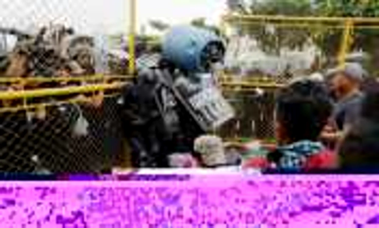 Migranţi din a doua caravană se luptă cu poliţia din Guatemala în Tecun Uman Guatemala FOTO EPA-EFE / Esteban Biba