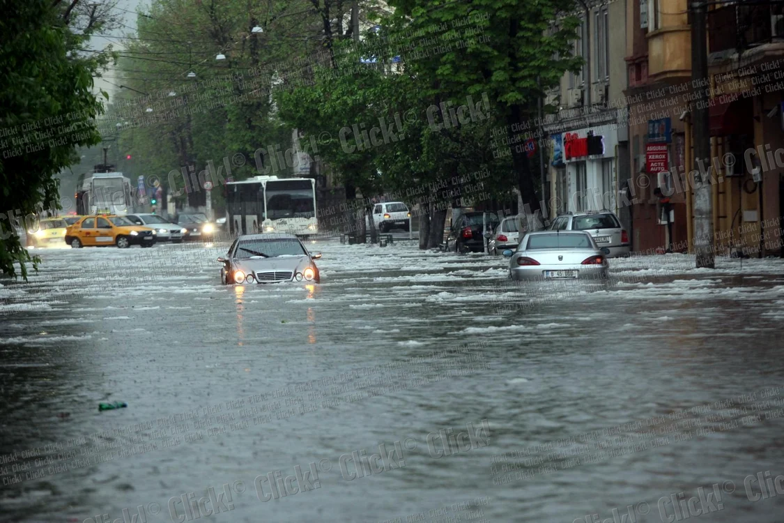 Bucureştiul inundat după furtuna de duminică, 4 mai. (Foto: Sever Gheorghe)