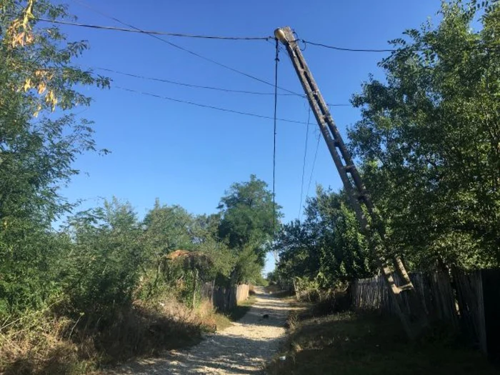 Oamenii se tem că stâlpii de electricitate se pot părbuşi peste case  