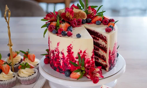 tort red velvet shutterstock 1826361062 jpg