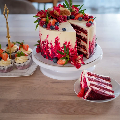 tort red velvet shutterstock 1826361062 jpg