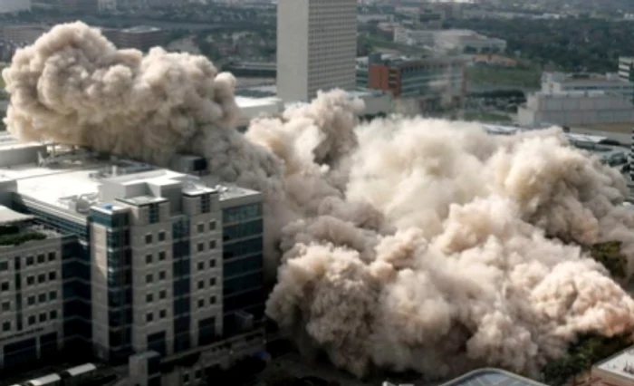 Americanii au pus la pământ un turn de 20 de etaje în 17 secunde