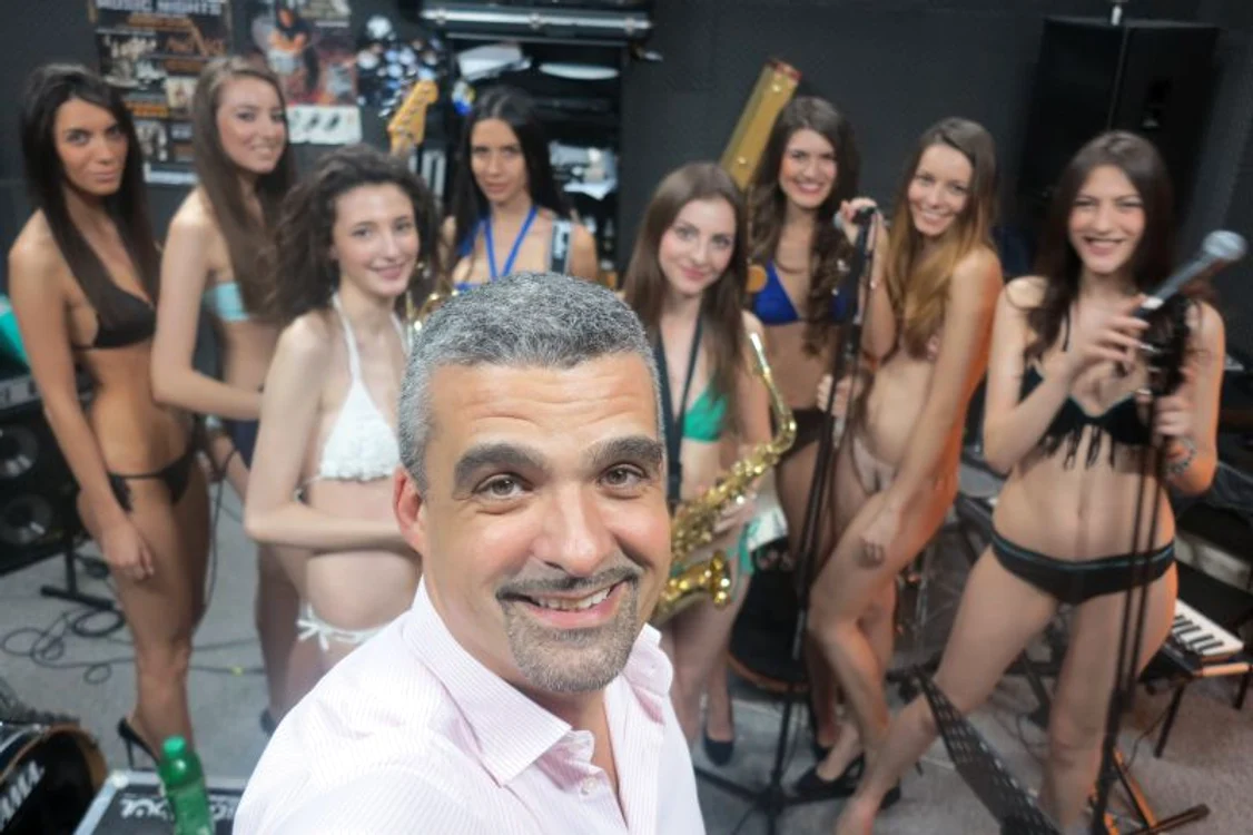 Temişan, plăcut susprins de graţiile feminine pe care le-a găsit în sala de repetiţii