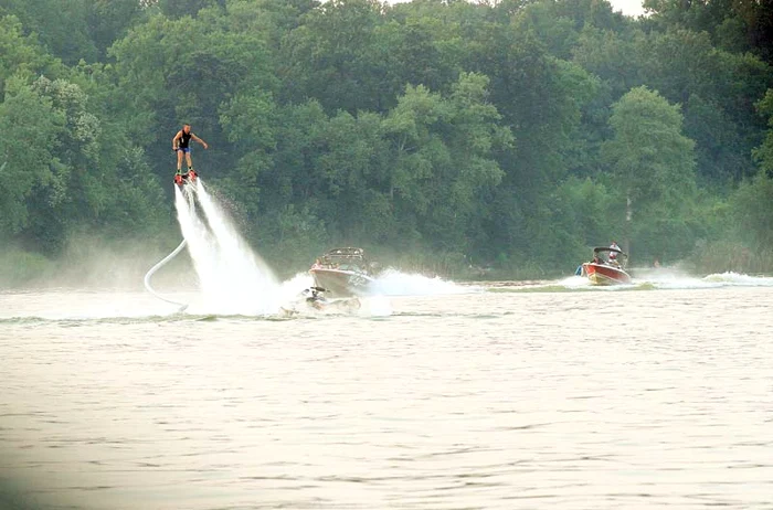 
    Sporturile acvatice  au făcut senzaţie  pe Lacul SnagovFoto: Blitz  