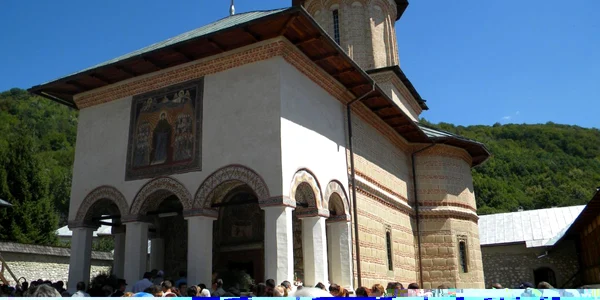 Aproape 1.000 de credincioşi din Oltenia au participat la hramul Mănăstirii Polovragi