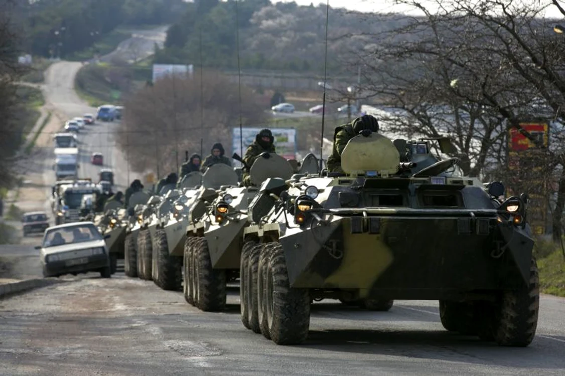 
    Tancuri ruseşti au ocupat poziţii strategice în peninsula Crimeea. (Foto: Reuters)  