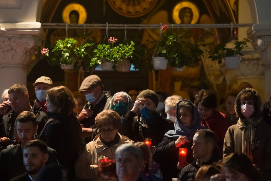 Românii au cea mai multă încredere în Biserică și Armată. Pe ce locuri se află Preşedinţia și Parlamentul 