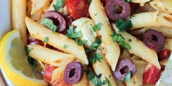 Cum faci cele mai delicioase paste de post. Penne cu sos de roşii şi măsline