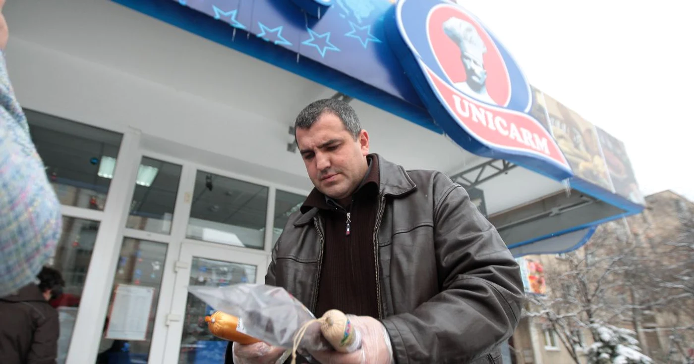 Mircea Radu cu câteva dintre produsele depistate
