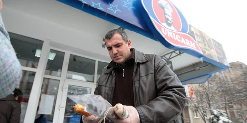 Mircea Radu cu câteva dintre produsele depistate