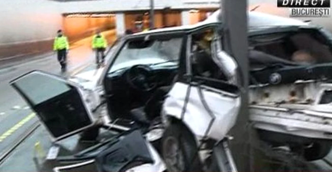 Trei persoane au fost rănite luni dimineaţă, în accidentul de la Piaţa Victoriei. (captură RTV)