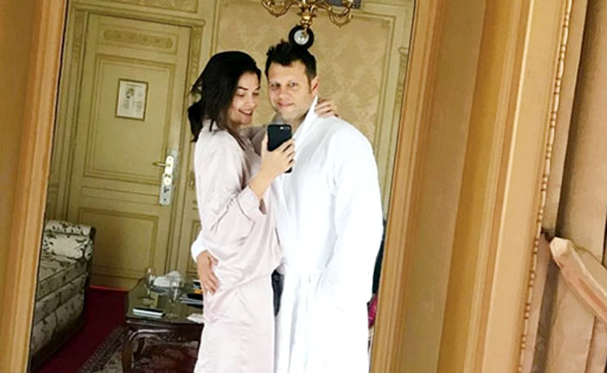 
    Alina și Mihai  s-au cazat la  un hotel elegant   
