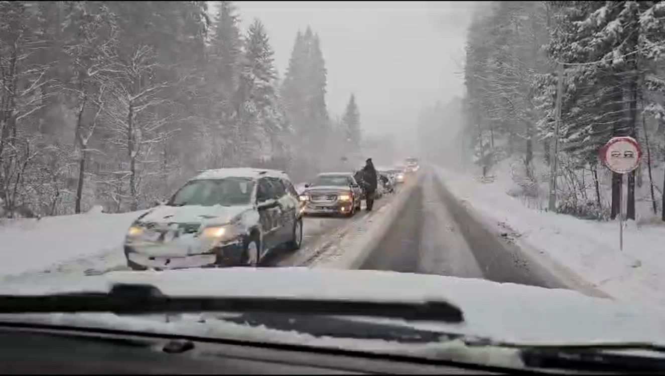 Ninsoare abundentă pe DN 1, la Predeal FOTO DRDP Brașov