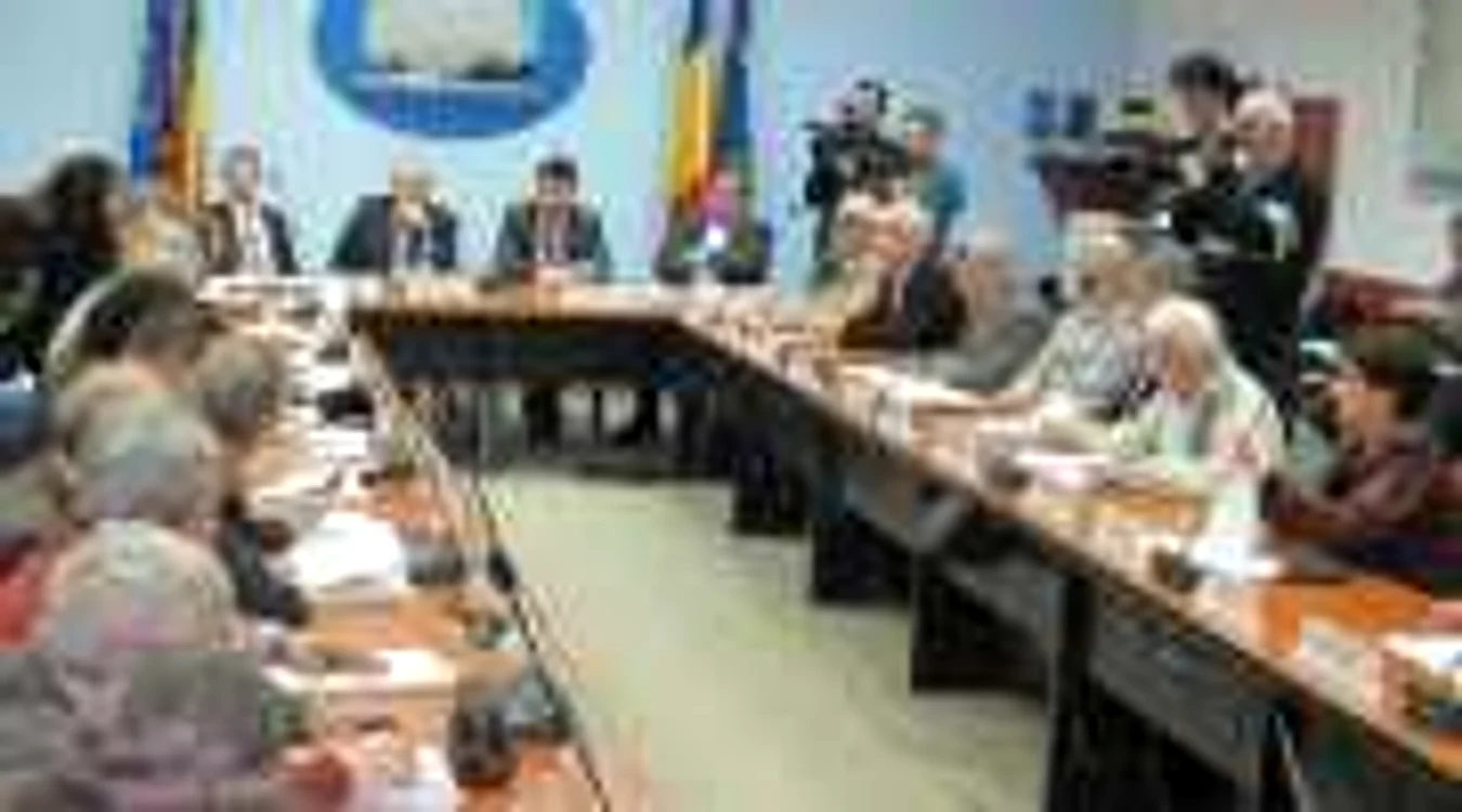 Consilierii din opoziţie au prezentat un raport în care au criticat dur conducerea instituţiei