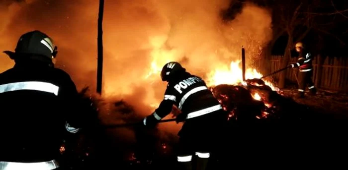 Pompierii au luptat ore întregi ca să stingă focul FOTO ISU Drobeta