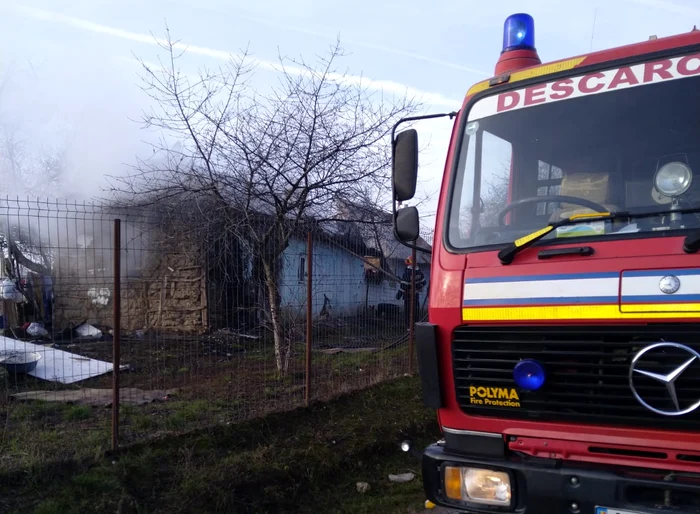 Minor de un an, găsit carbonizat într-o casă cuprinsă de un incendiu. FOTO ISU Dâmbovița