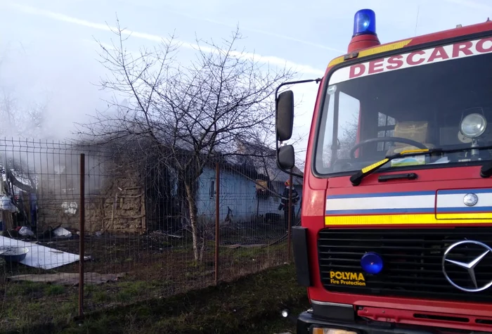 Minor de un an, găsit carbonizat într-o casă cuprinsă de un incendiu. FOTO ISU Dâmbovița