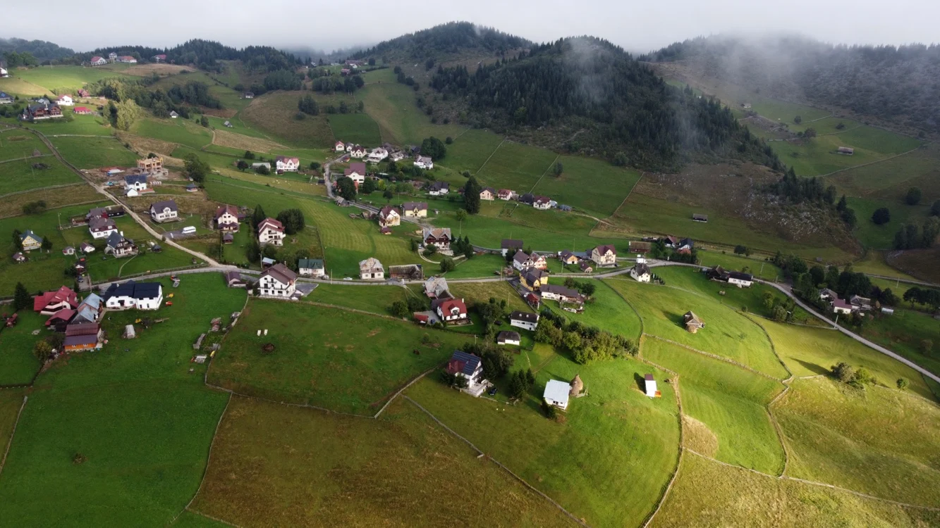 sat_de_munte_vazut_de_sus_foto_ovidiu_oprea