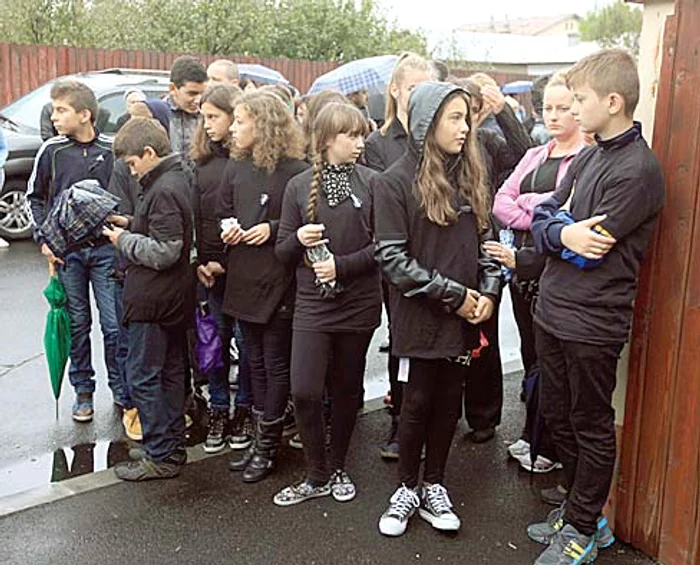 Colegii băiatului l-au condus pe ultimul drum
