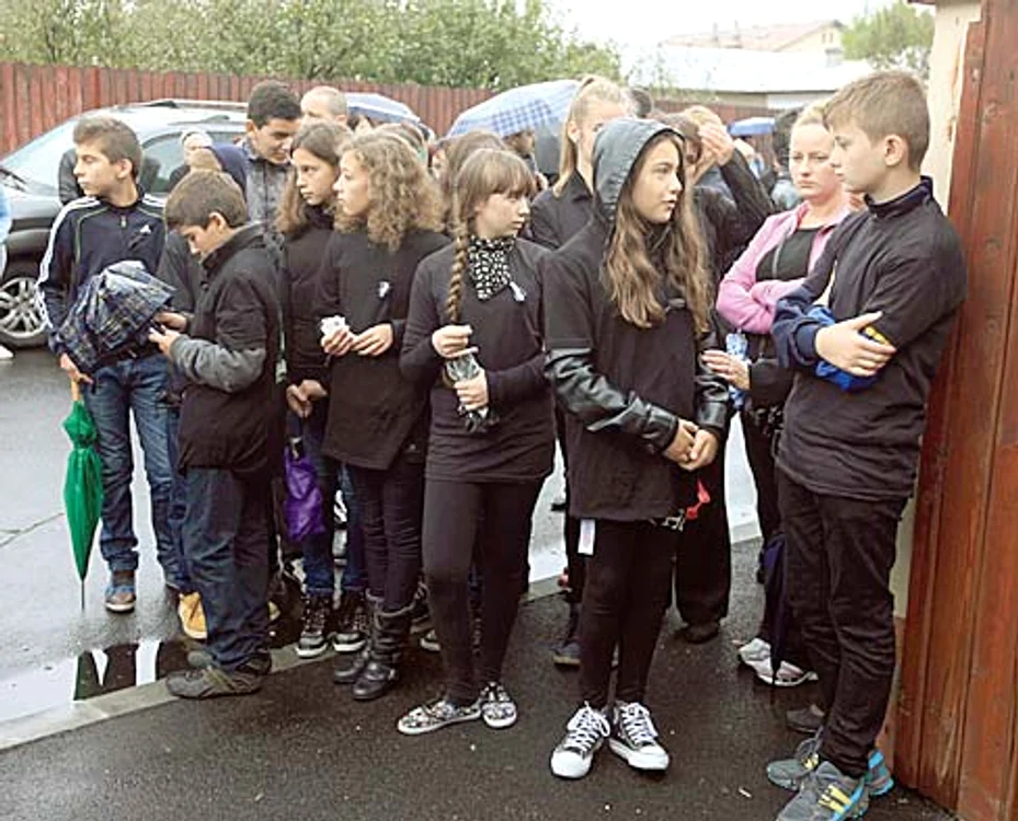 Colegii băiatului l-au condus pe ultimul drum 