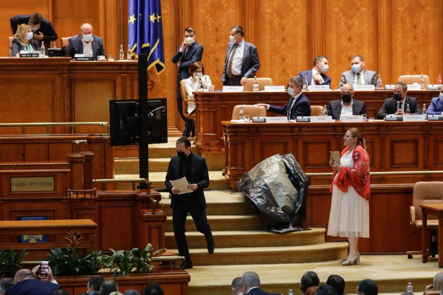 Scandal în Senat. Deputații AUR și Șoșoacă, la un pas de încăierare