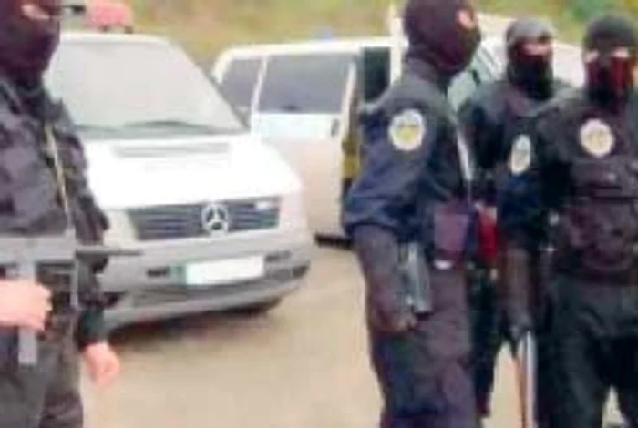 Un tânăr din Vulcan, de frică să nu fie prins cu substanţe interzise, a înghiţit o pungă cu droguri în momentul în care mascaţii au descins în locuinţa sa.