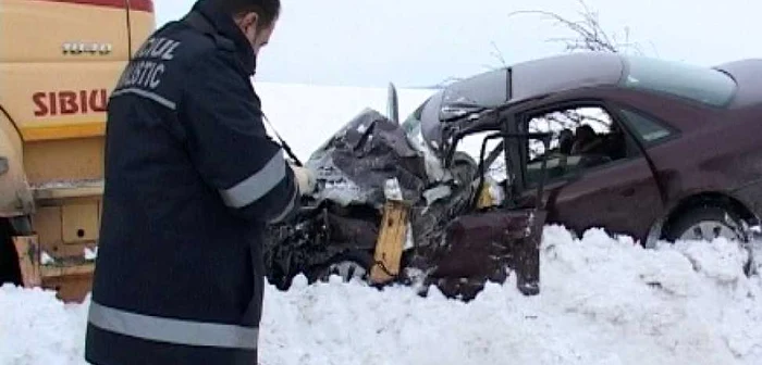 Accidentul s-a produs pe un sector de drum acoperit cu zăpadă viscolită din câmp