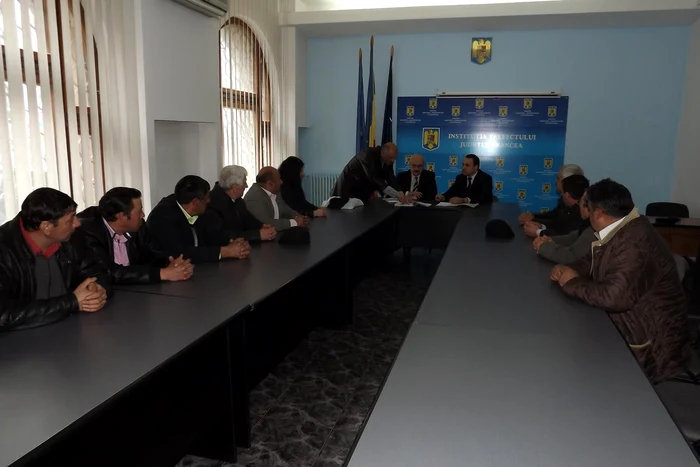 Aleşii din consiliul local Homocea au mers cu jalba la Prefectură