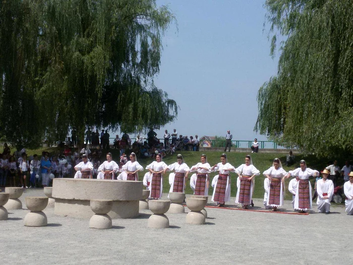 
    S-a jucat hora la Coloana Infinitului şi la Masa Tăceriifoto: adevarul.ro  