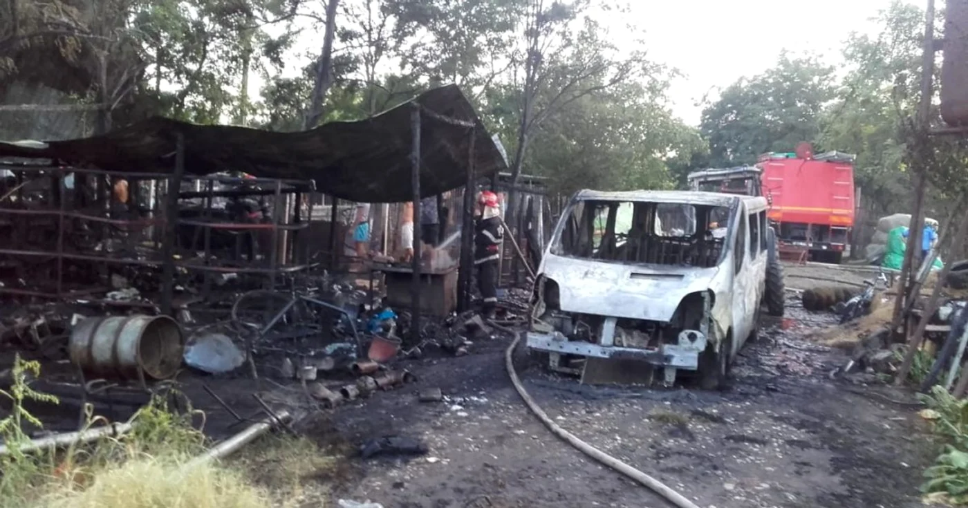 Atelierul auto a fost distrus în totalitate de flăcări Foto ISU Brăila