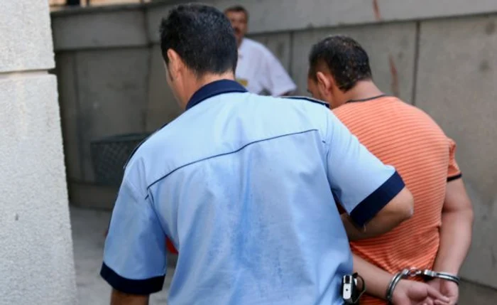 
    Bărbatul a fost dus la audieri (Foto: Arhivă)  