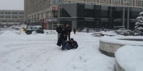 Zăpada a transformat gresia în patinoar