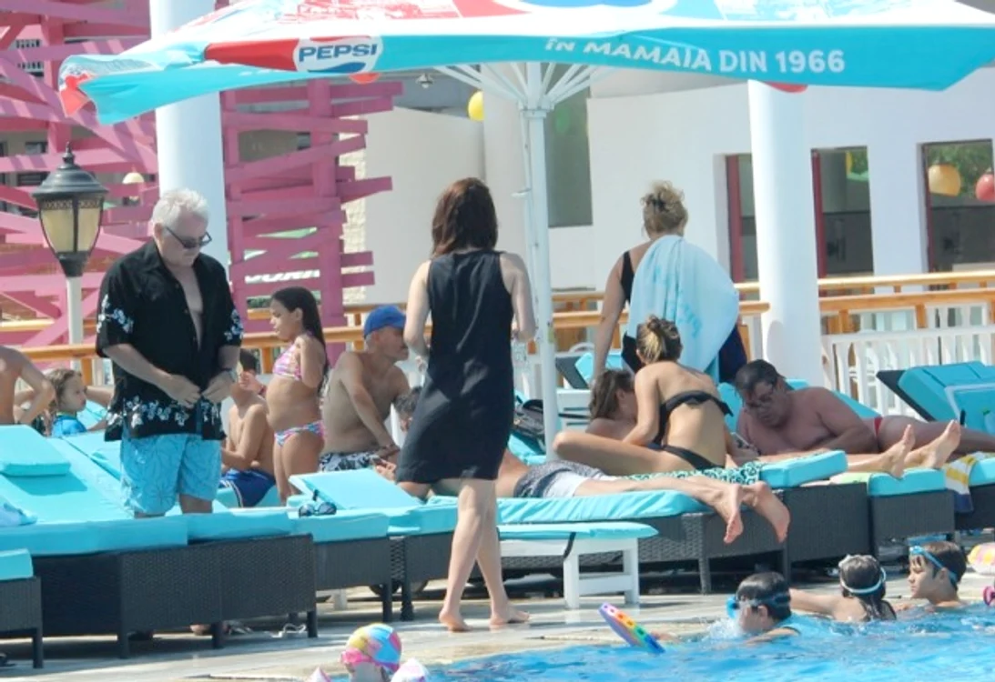 În timp ce Irina se bălăcea în piscină, Irinel Columbeanu se întreținea cu bona pe margine