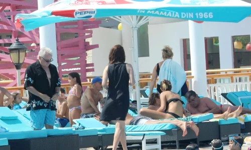 În timp ce Irina se bălăcea în piscină, Irinel Columbeanu se întreținea cu bona pe margine jpeg