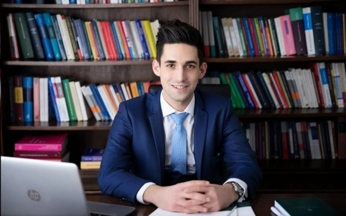 
    Mihai Cristian Lazăr de profesie avocat, este la 27 de ani cel mai tânăr primar din RomâniaFoto: facebook Mihai Cristian Nicolae  