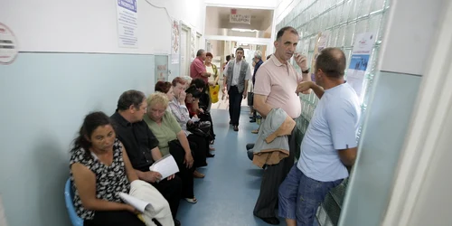 Zeci de pacienţi vin zilnic la medic