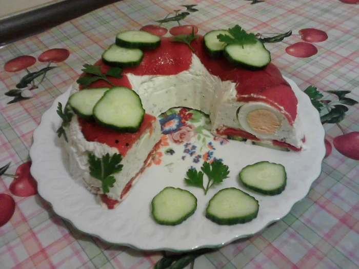 Coroniţă din pastă de brânză şi ardei copţi