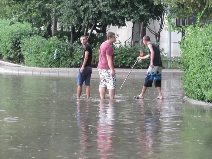 Trei tineri au desfundat canalizarea cu o coadă de mătură FOTO:adevarul