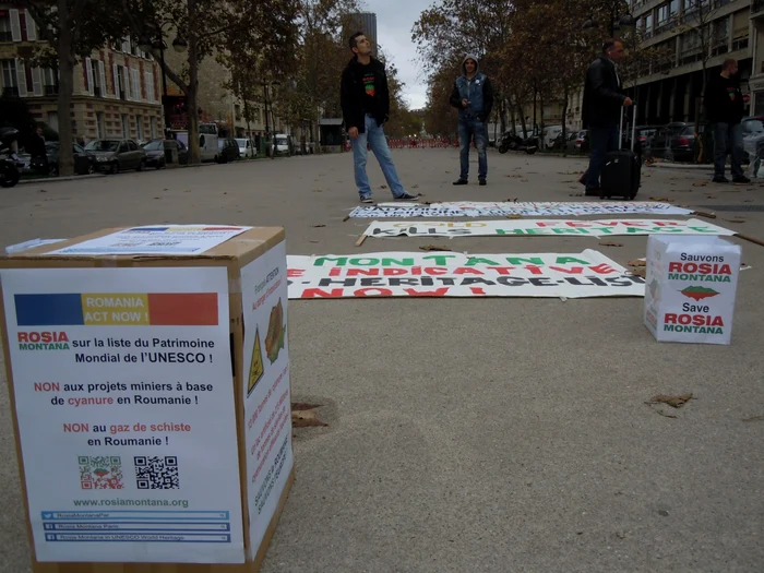 „Calm plat pe trotuarul bandajat cu cîteva afişe" FOTO Cristina Hermeziu