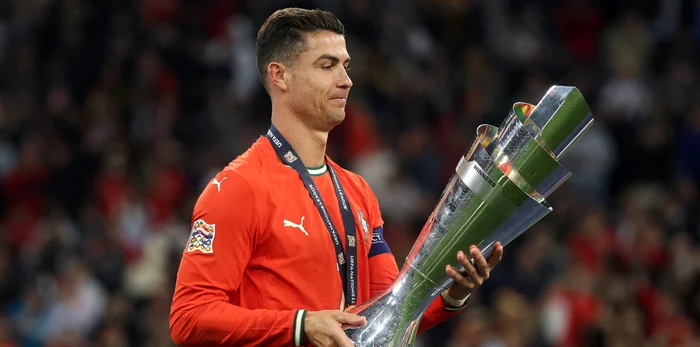 Cristiano Ronaldo și trofeul mult visat. Foto Getty images