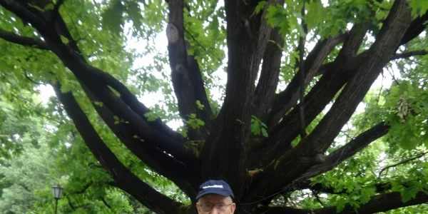 Cel mai longeviv antrenor emerit din România - Eugen Vătăşescu-la Centenarul organizat la Muzeul Dimitrie Gusti - lângă un pom „de o seamă cu dumnealui” Foto Adevărul
