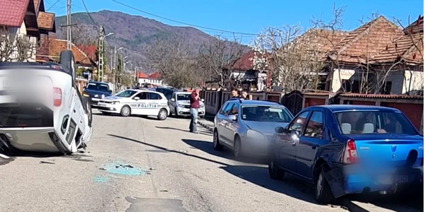 O maşină s-a răsturnat după ce s-a lovit de alte două autoturisme parcate în Călimăneşti - Vâlcea Foto Adevărul