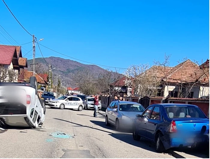 O maşină s-a răsturnat după ce s-a lovit de alte două autoturisme parcate în Călimăneşti - Vâlcea Foto Adevărul