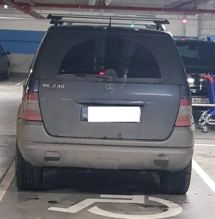 Maşia de teren a fost parcată pe un loc destinat autovehiculelor persoanelor cu handicap FOTO: Narcis Daju