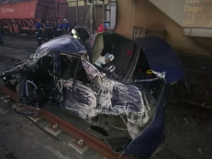 
    Șoferul a avut noroc și a scăpat doar cu o sperietură deși mașina a fost făcută praf de trenul cu cerealeFoto: romania24.ro  