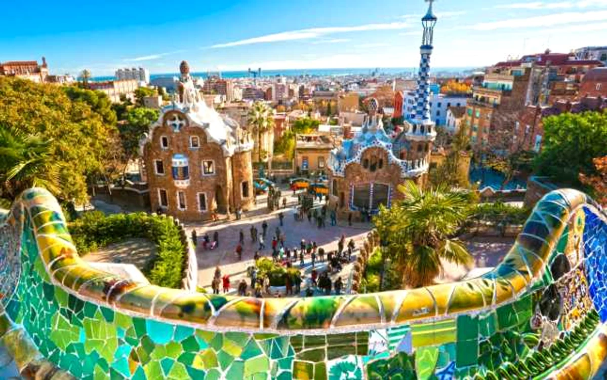 Parcul Guell, proiectat de Gaudi, între turtă dulce şi desene animate