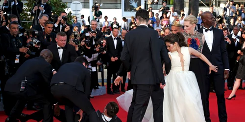 Vitalii Sediuk, sub rochia lui America Ferrera (FOTO AFP) jpeg