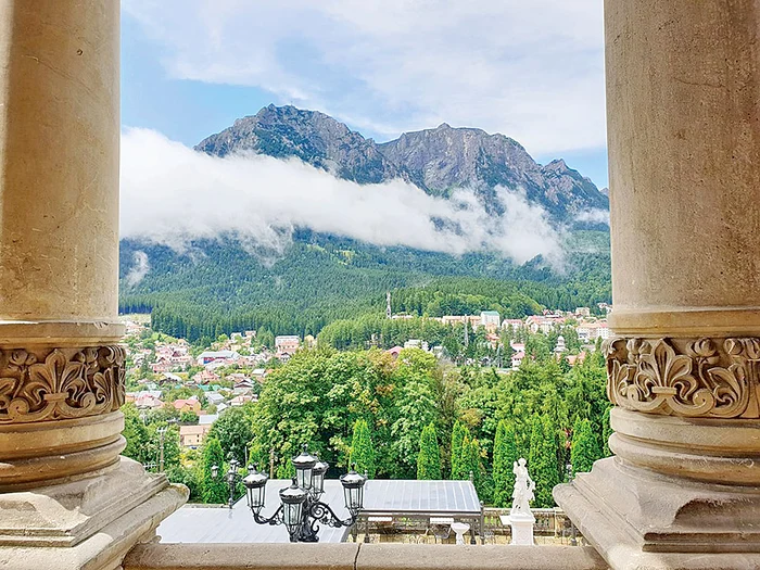 Castelul oferă o privelişte superbă  asupra Munţilor Bucegi