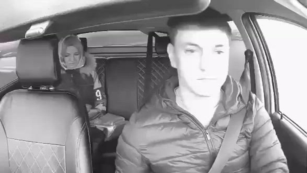 Taximetrist din Rusia, amenințat cu maceta de o pasageră nemulțumită de muzica din mașină